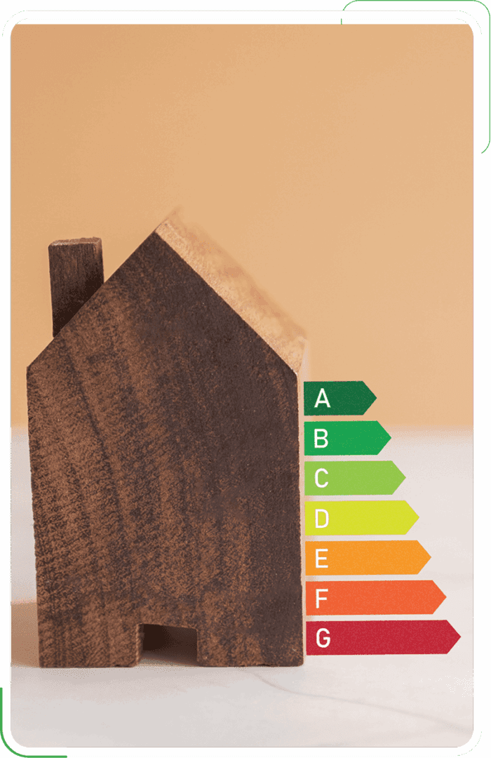 Wooden house model next to a colorful energy efficiency rating scale.